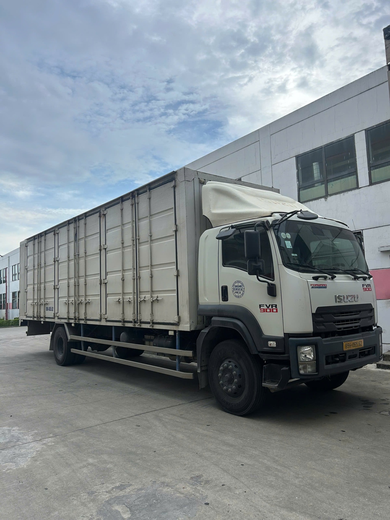 Xe tải thùng Đông Thắng Phát tại khu nhà xưởng